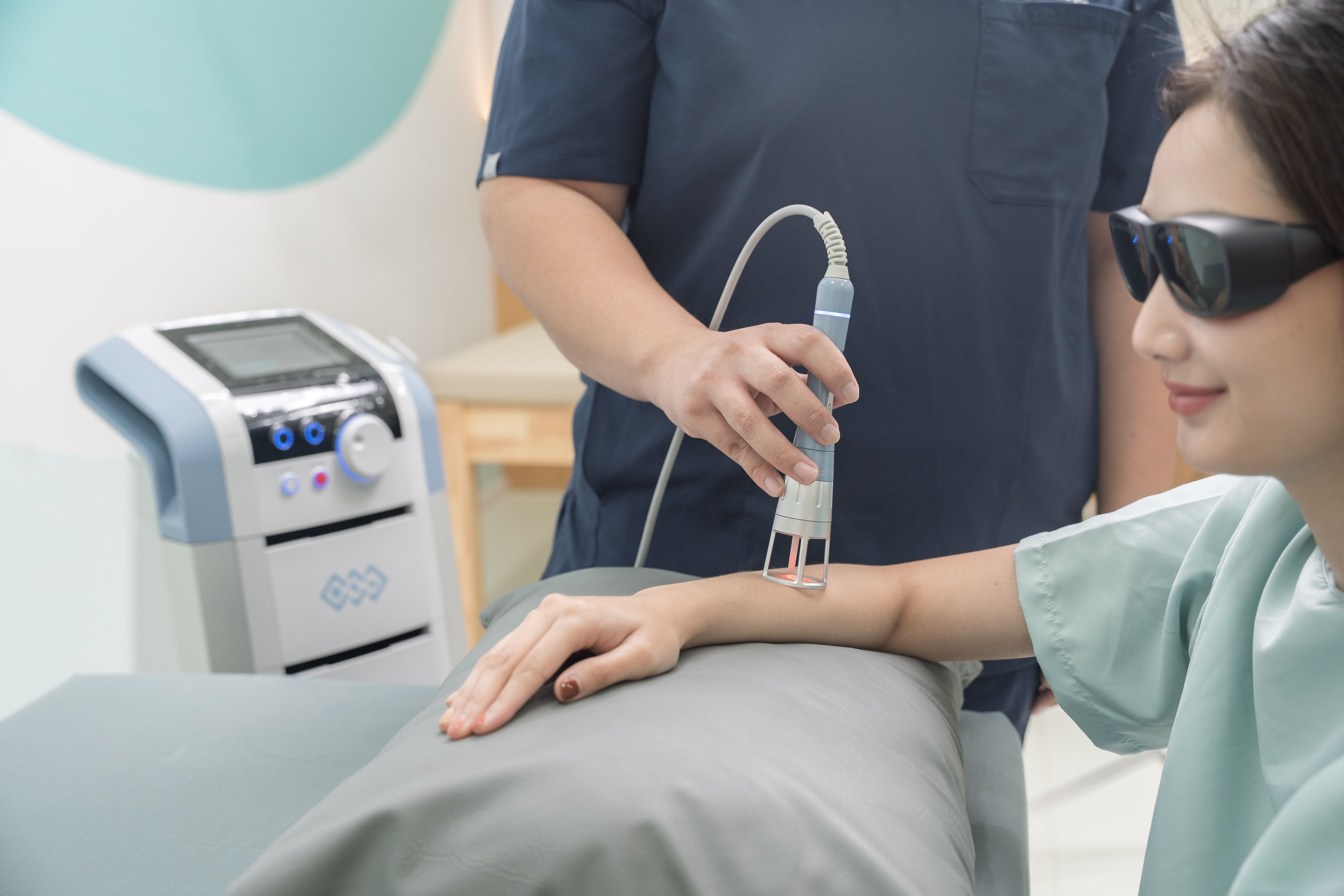 นักกายภาพบำบัด Move Me Clinic รักษาผู้ป่วย