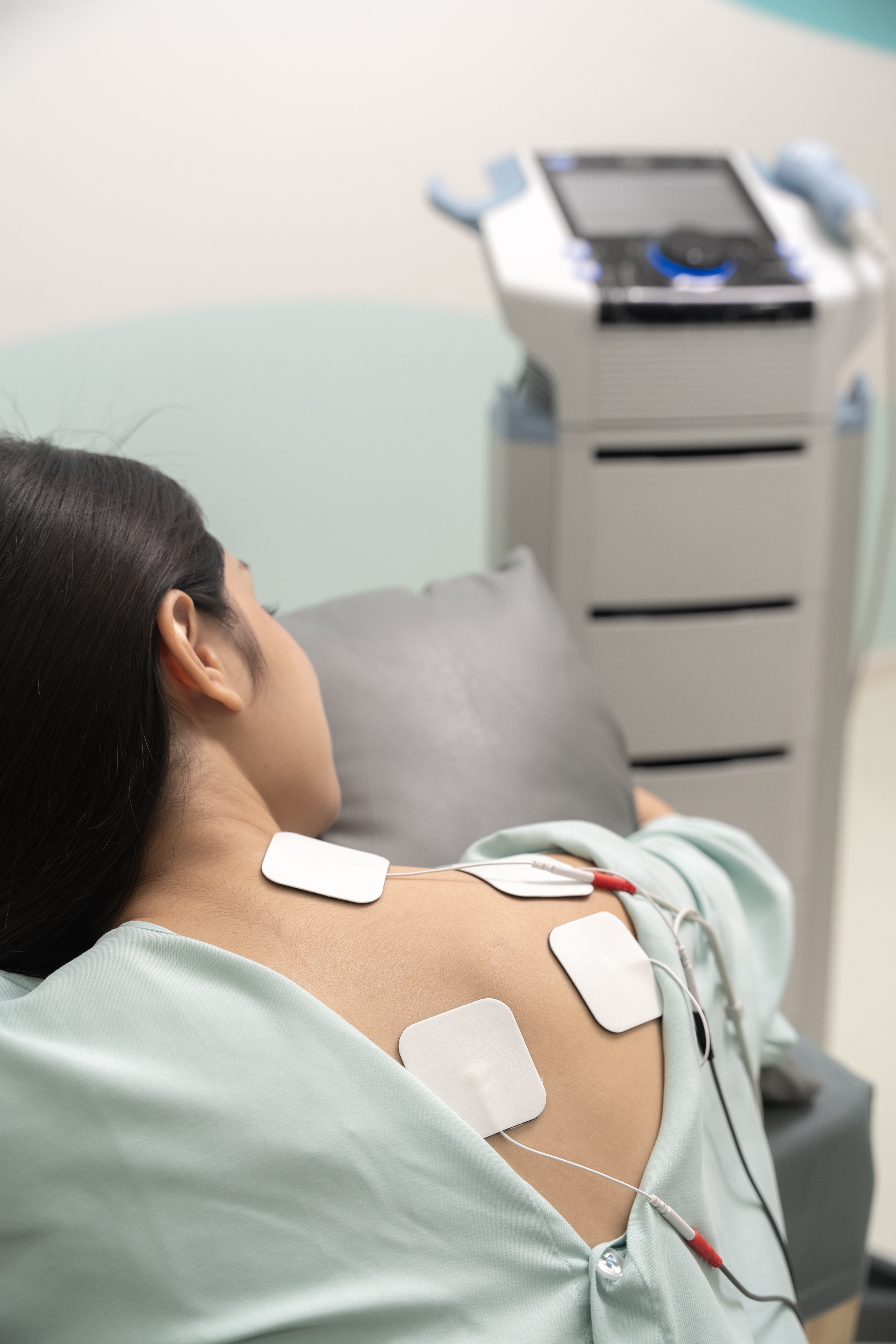 นักกายภาพบำบัด Move Me Clinic ดูแลผู้ป่วย